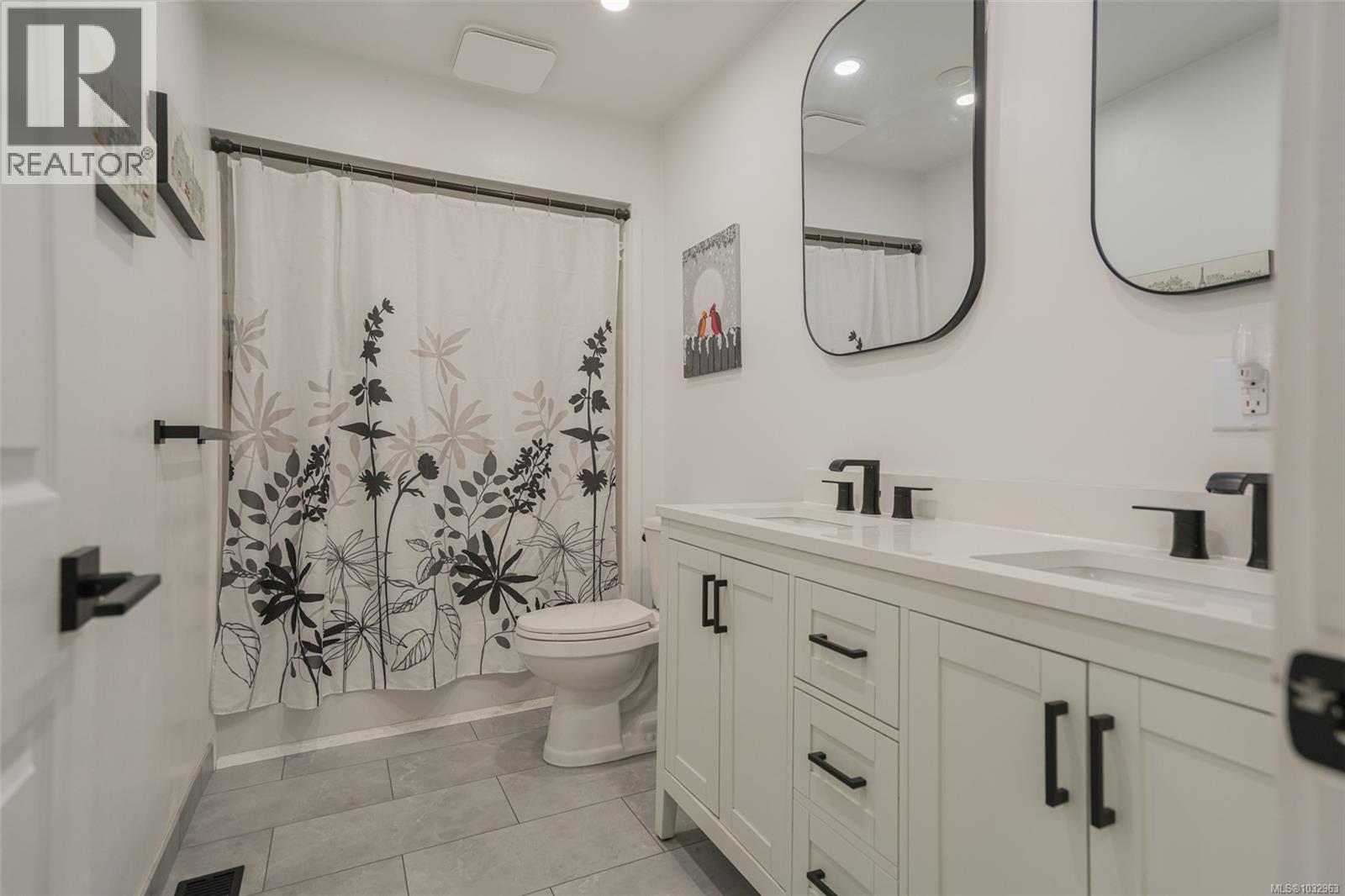 4658 Victoria Dr N - 16