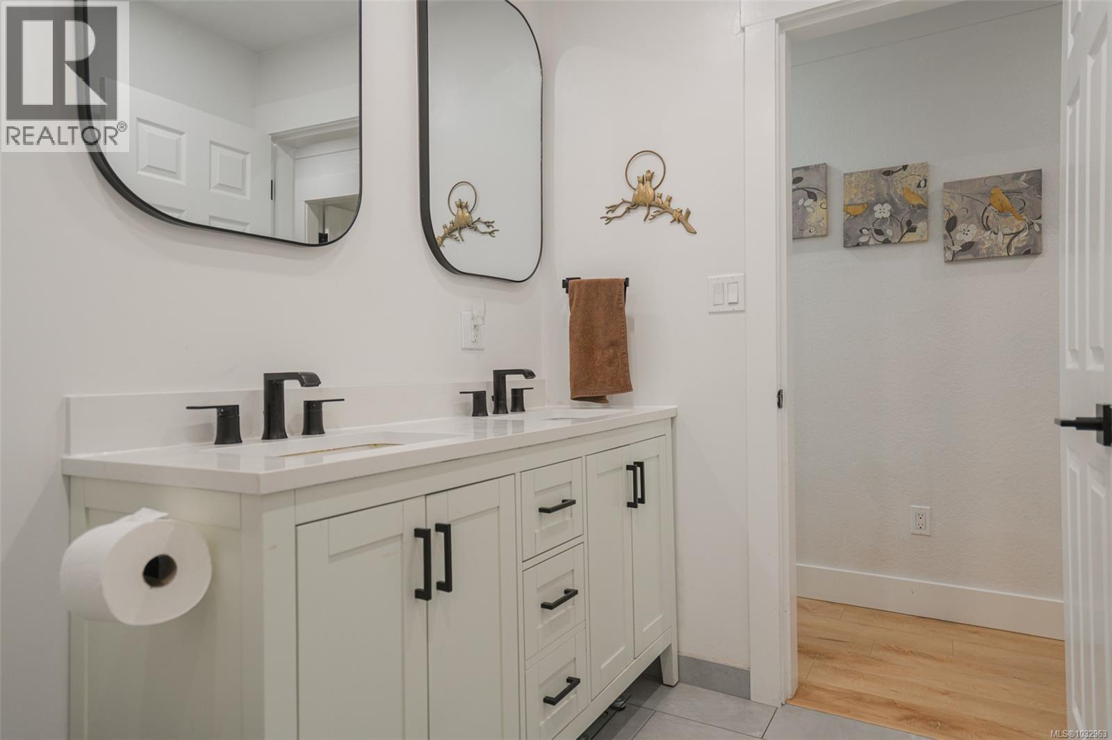 4658 Victoria Dr N - 17