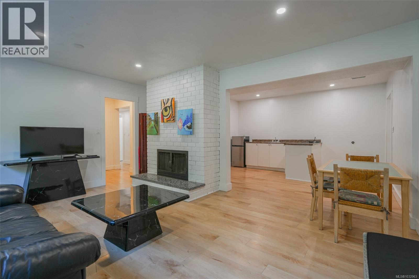 4658 Victoria Dr N - 23