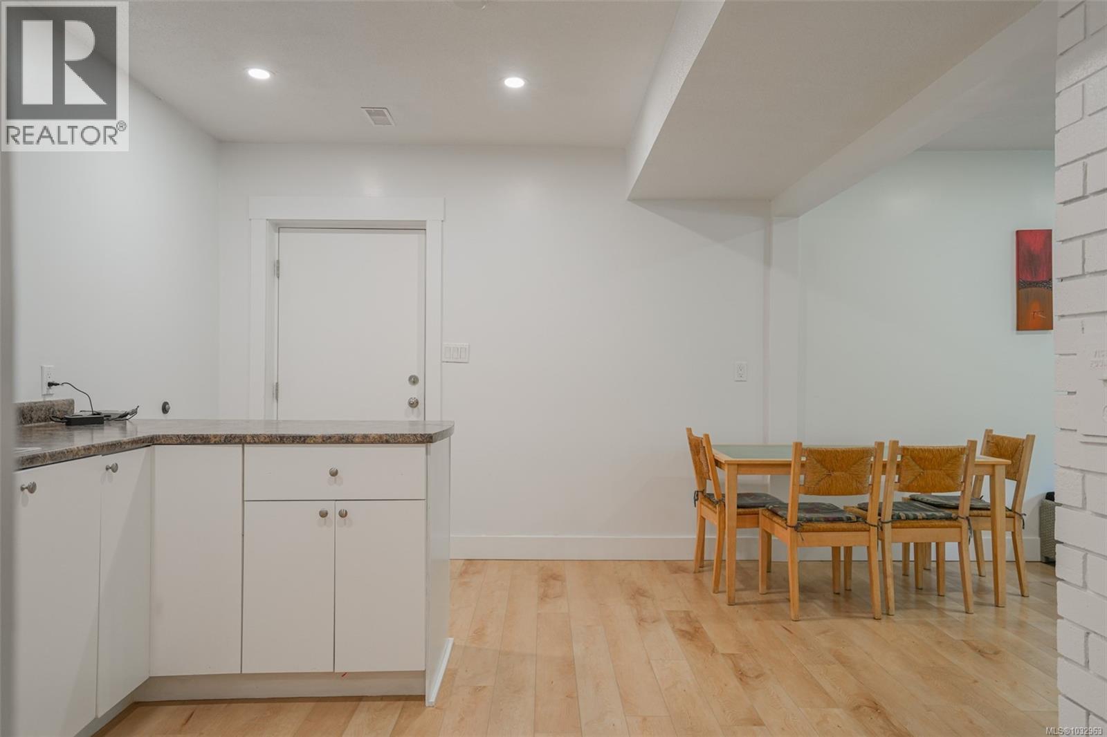 4658 Victoria Dr N - 25