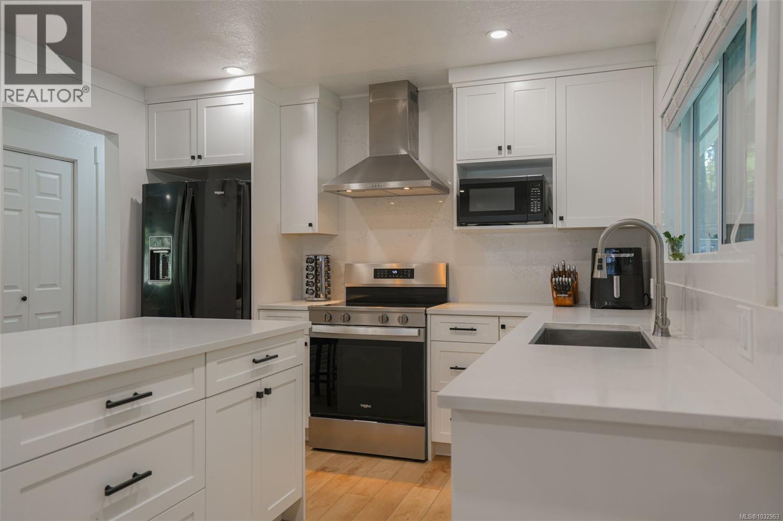 4658 Victoria Dr N - 3