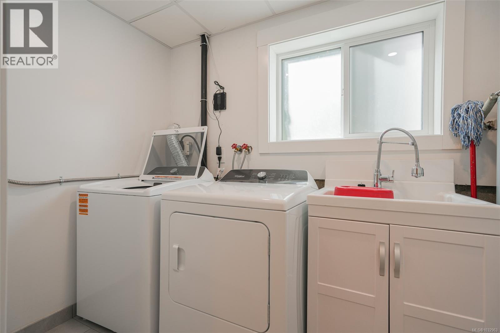 4658 Victoria Dr N - 31