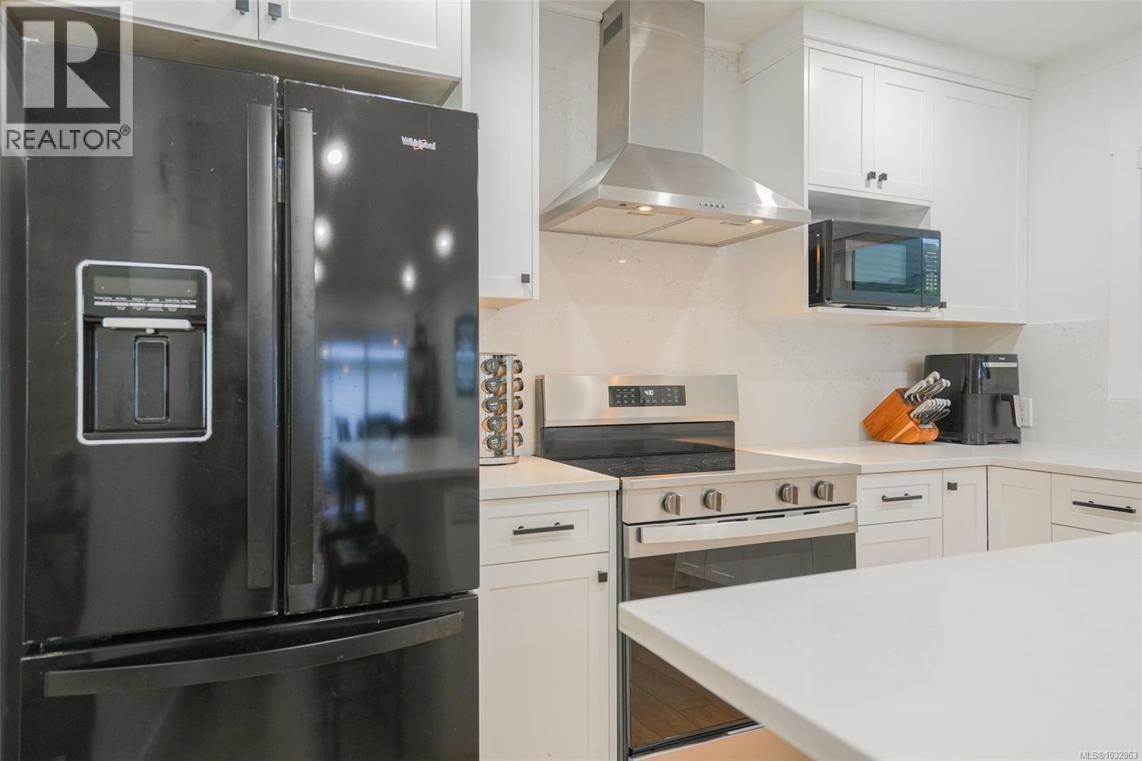 4658 Victoria Dr N - 4