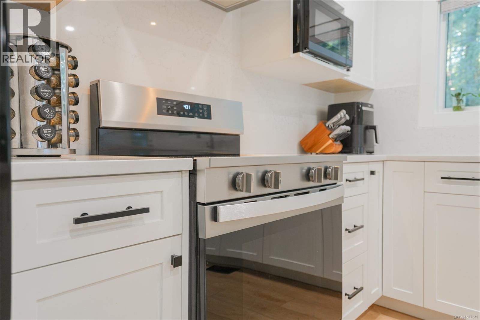 4658 Victoria Dr N - 40