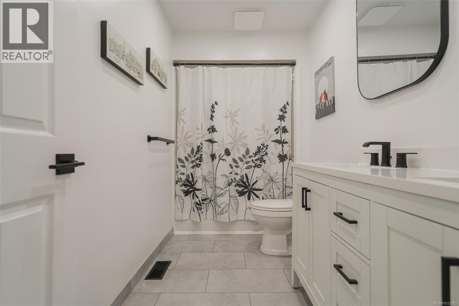 4658 Victoria Dr N - 46