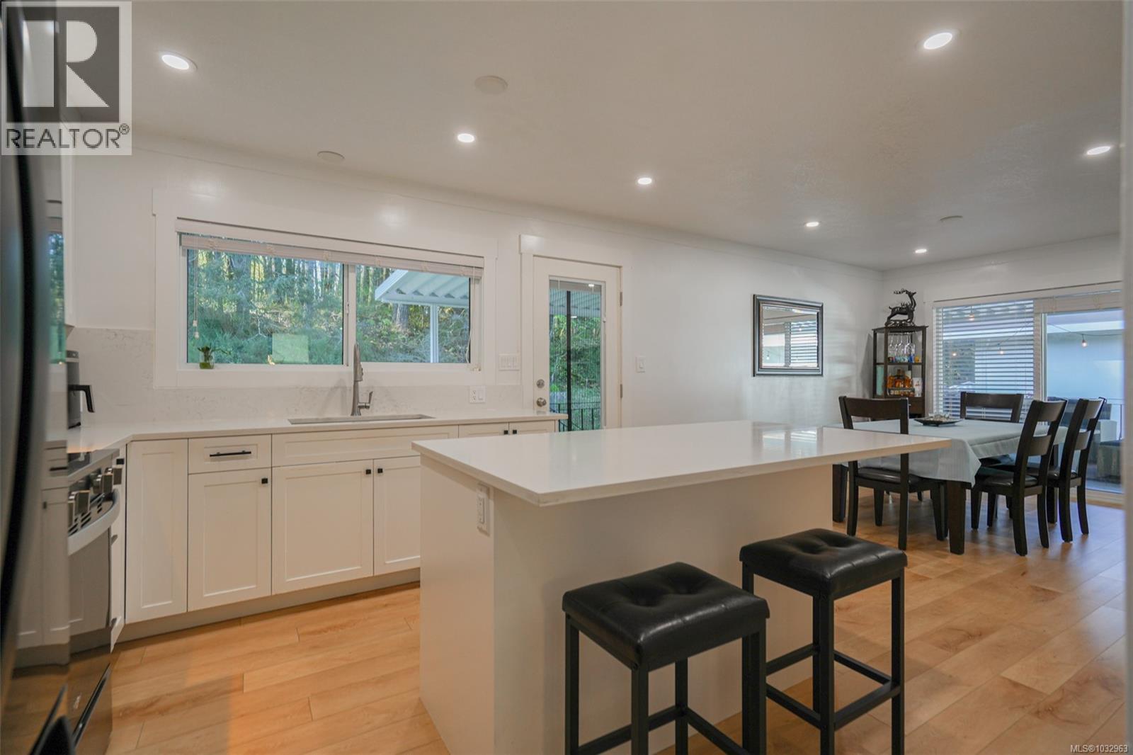 4658 Victoria Dr N - 5