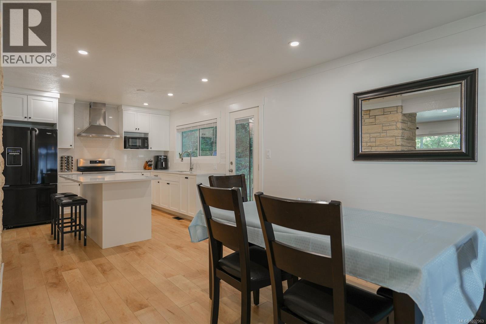 4658 Victoria Dr N - 6