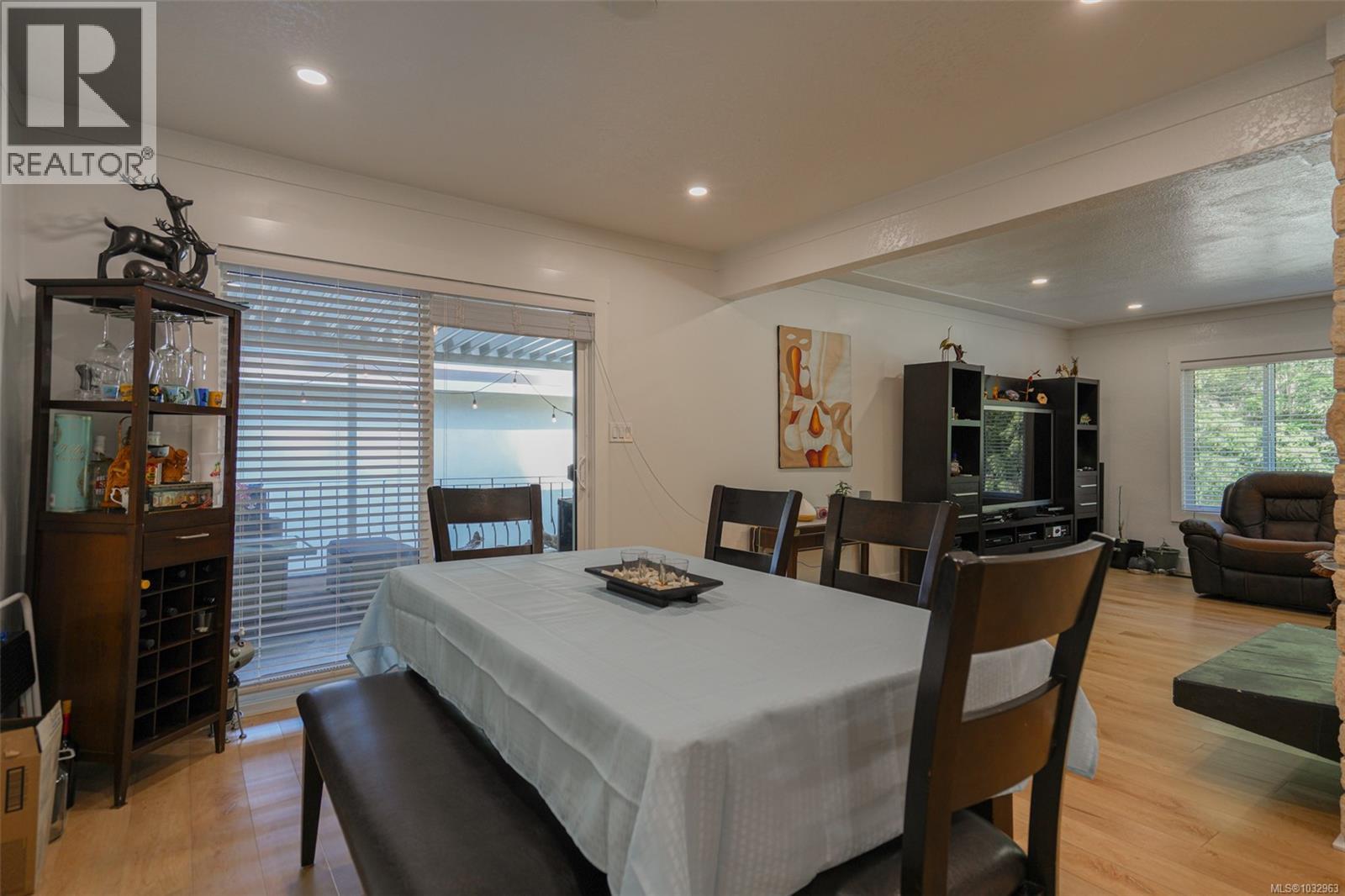 4658 Victoria Dr N - 7