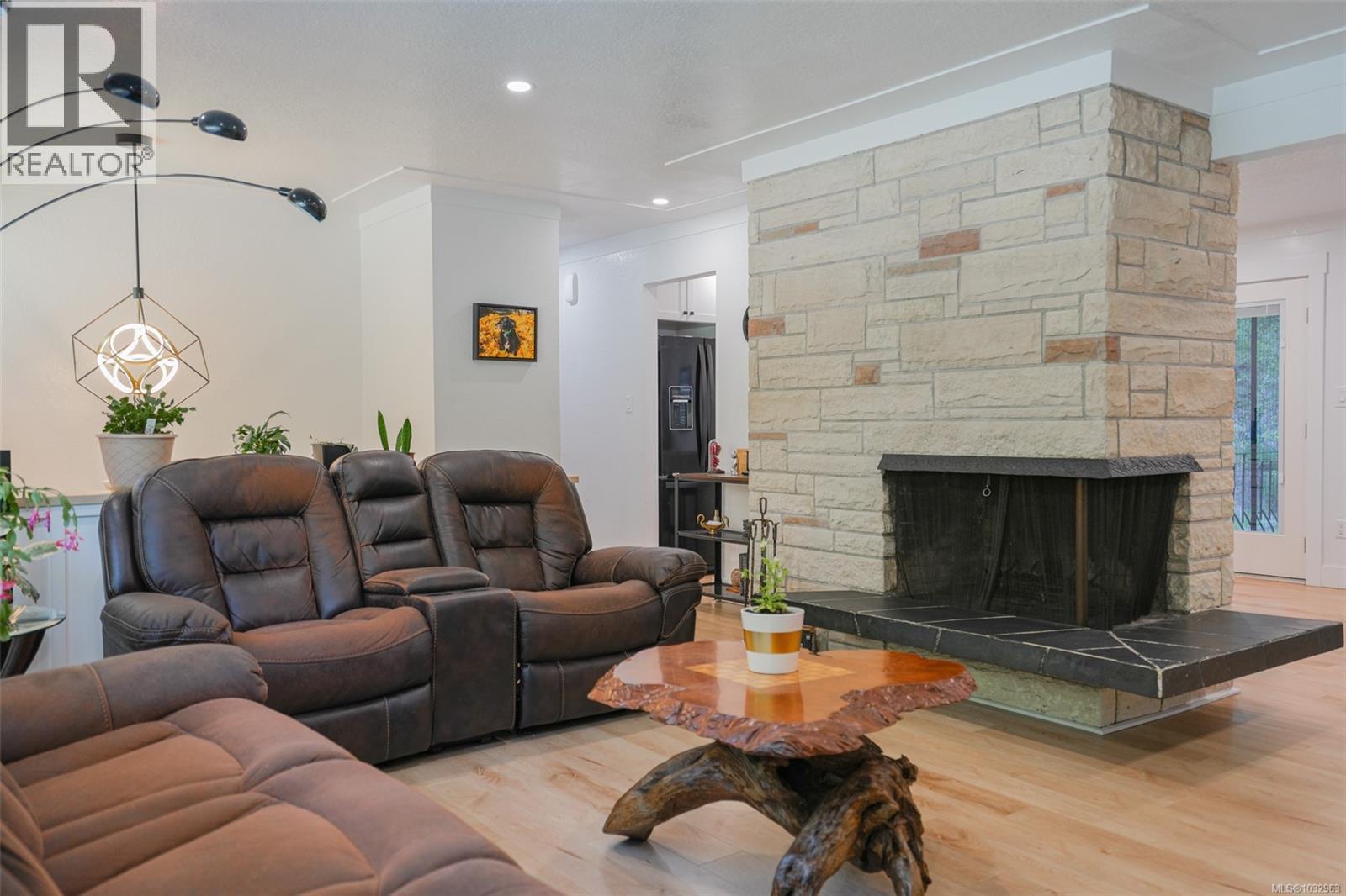 4658 Victoria Dr N - 8