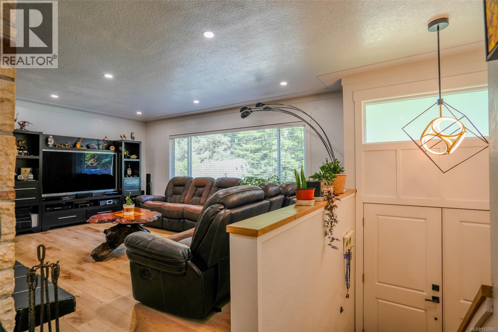 4658 Victoria Dr N - 9