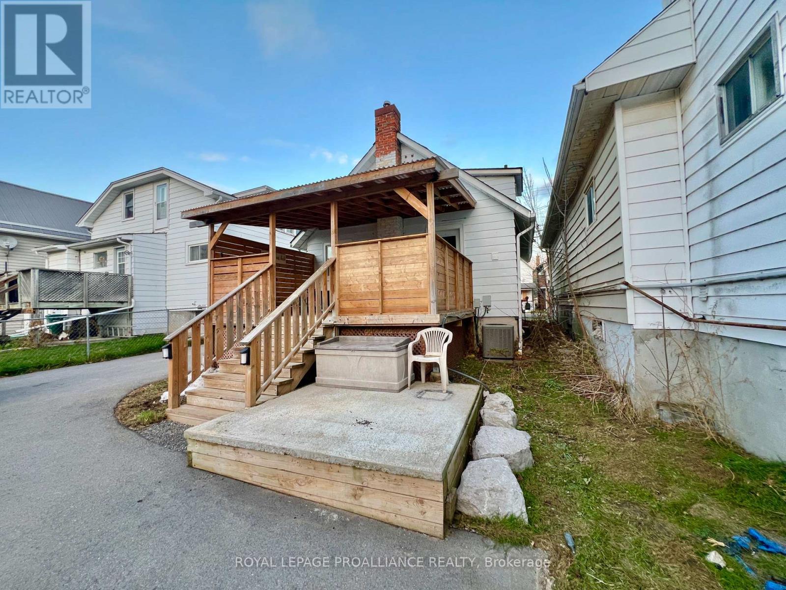 248 DUFFERIN AVENUE — photo 17