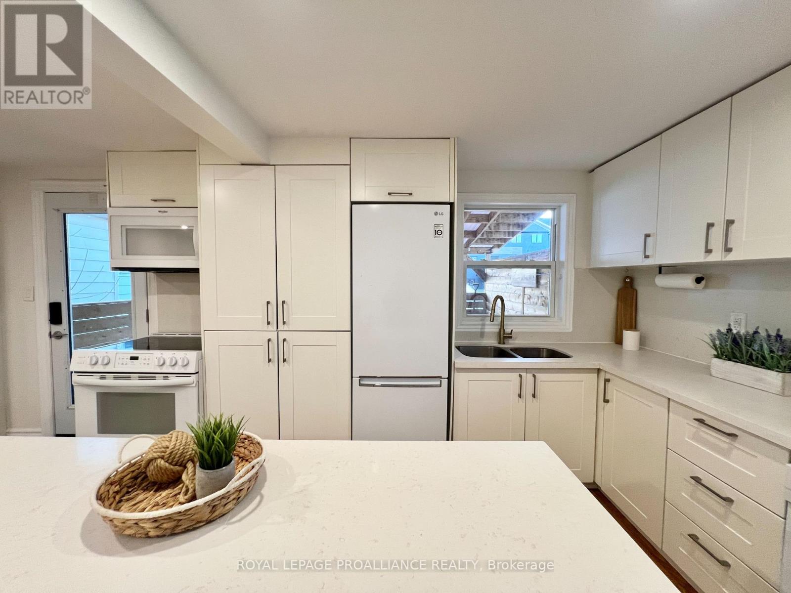 248 DUFFERIN AVENUE — photo 8