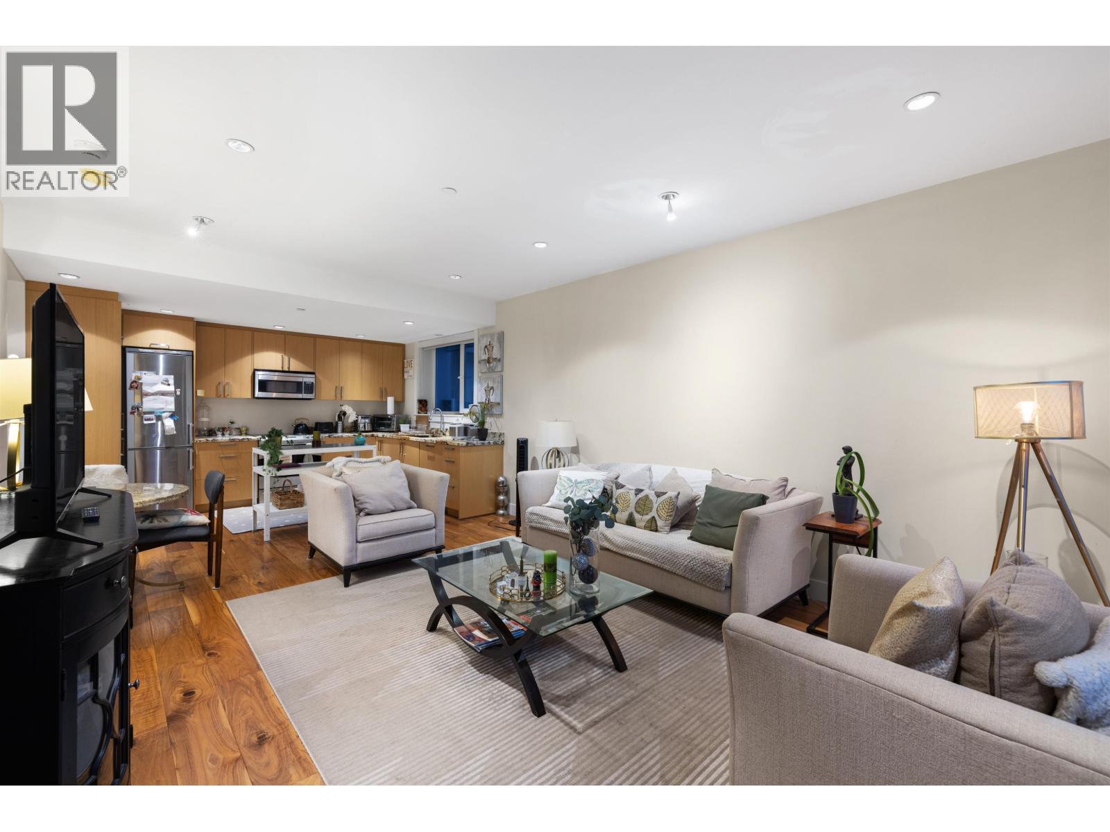 2449 KINGS AVENUE — photo 36