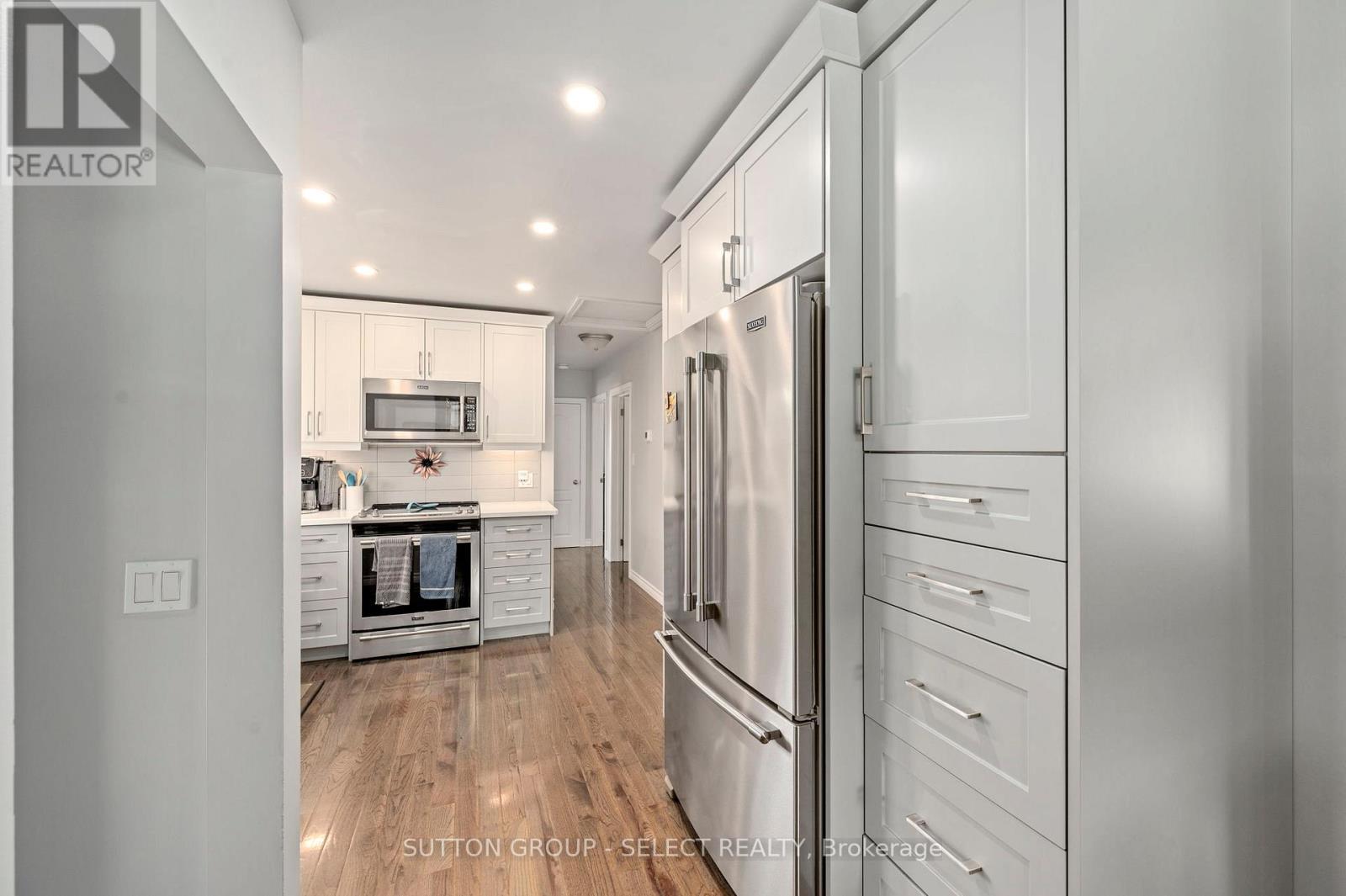 2 THORNE AVENUE - 16