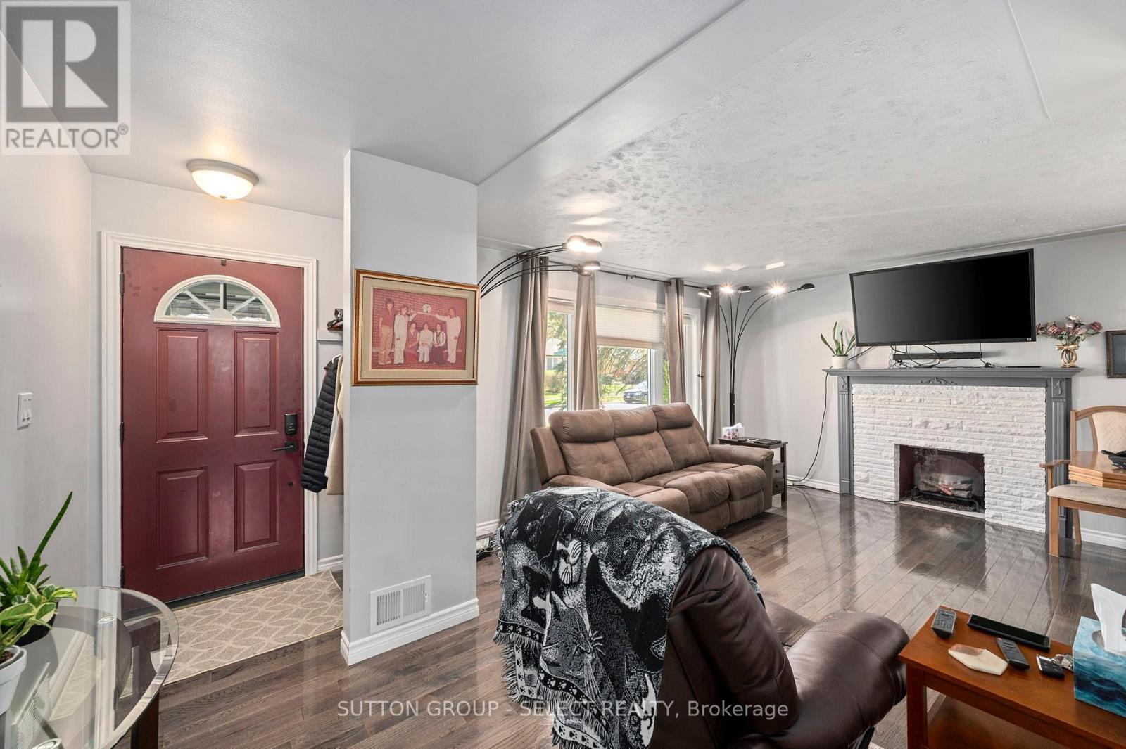 2 THORNE AVENUE - 22