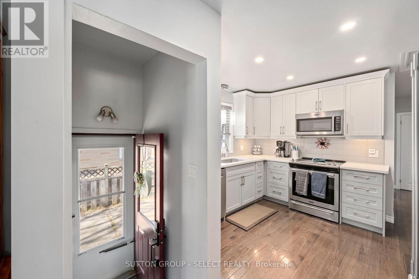 2 THORNE AVENUE - 24
