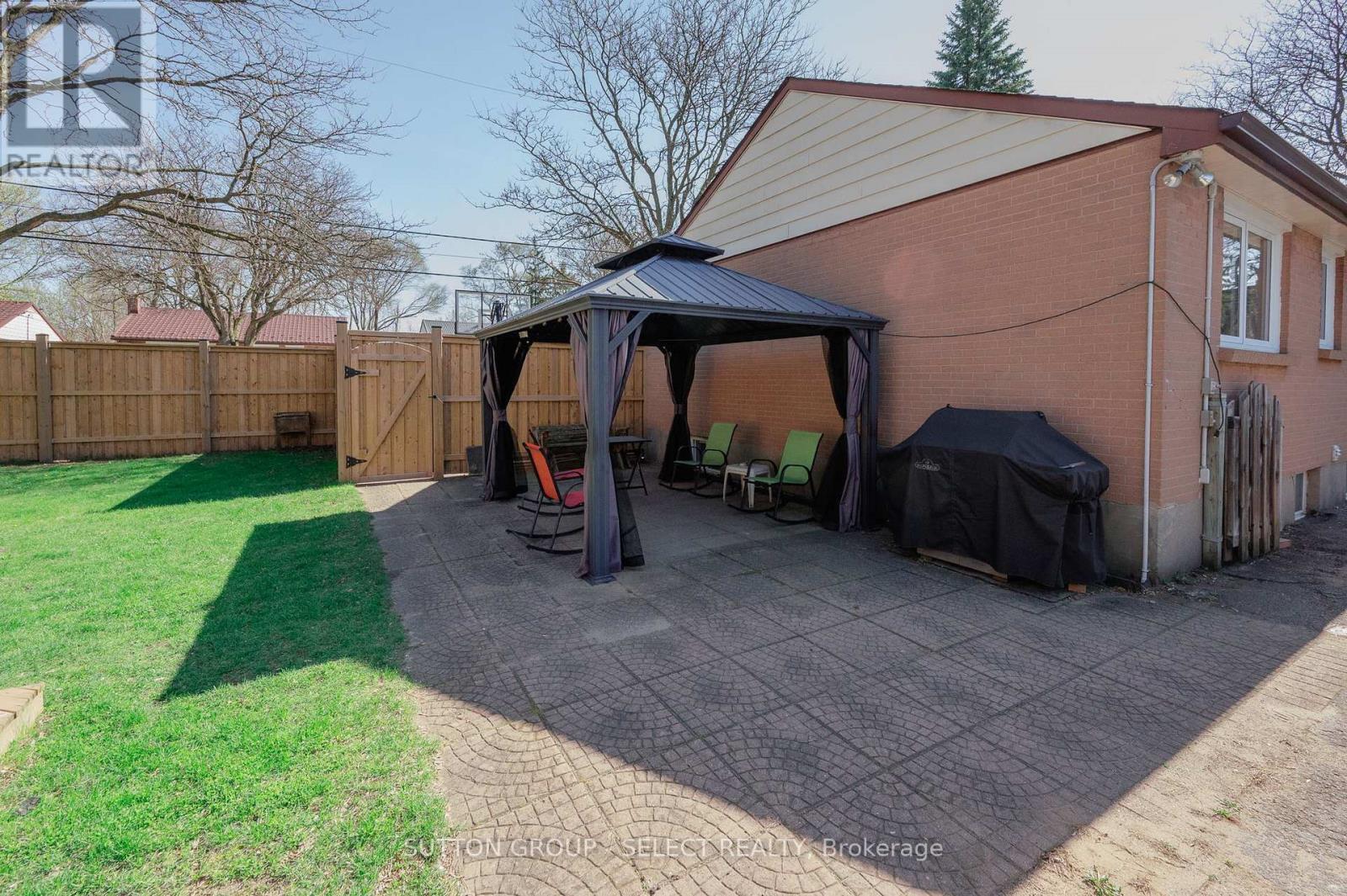 2 THORNE AVENUE - 33