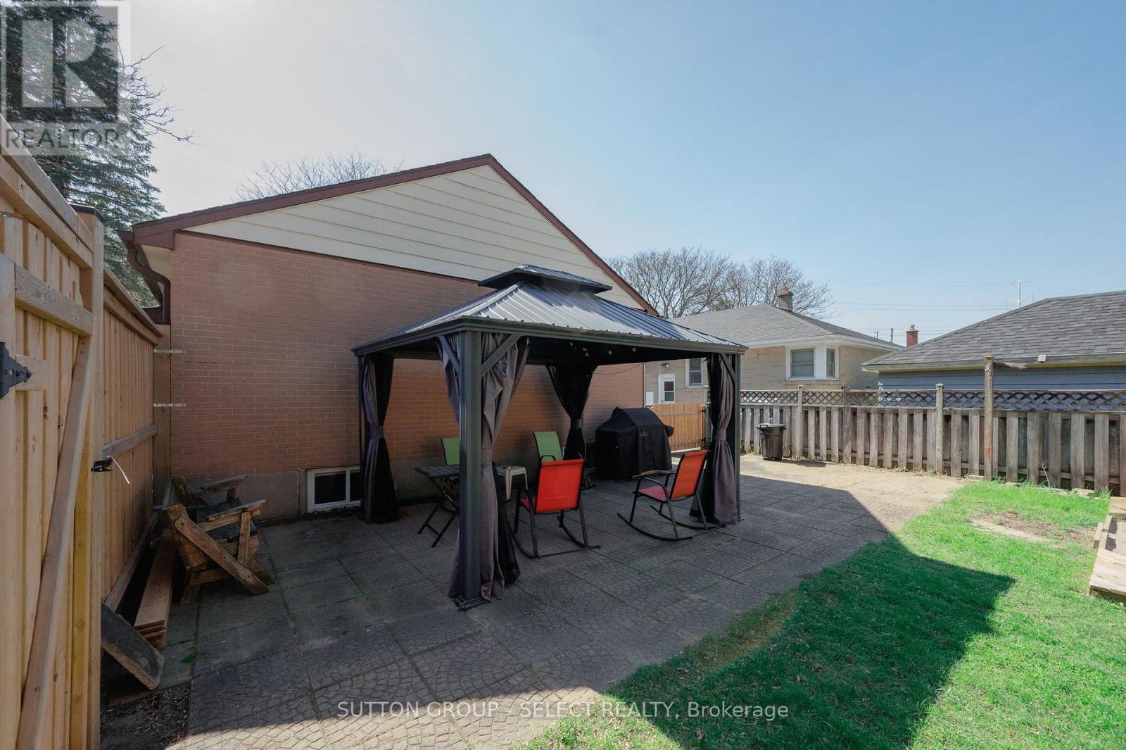 2 THORNE AVENUE - 8