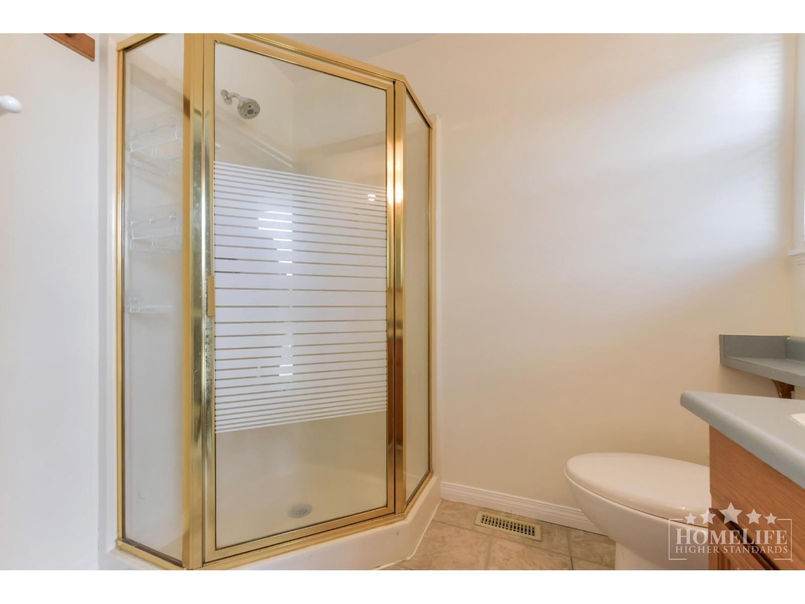 4 Bed, 2 Bath House for Rent in Surrey – Upper House 6375 187A STREET, Surrey - Image 7