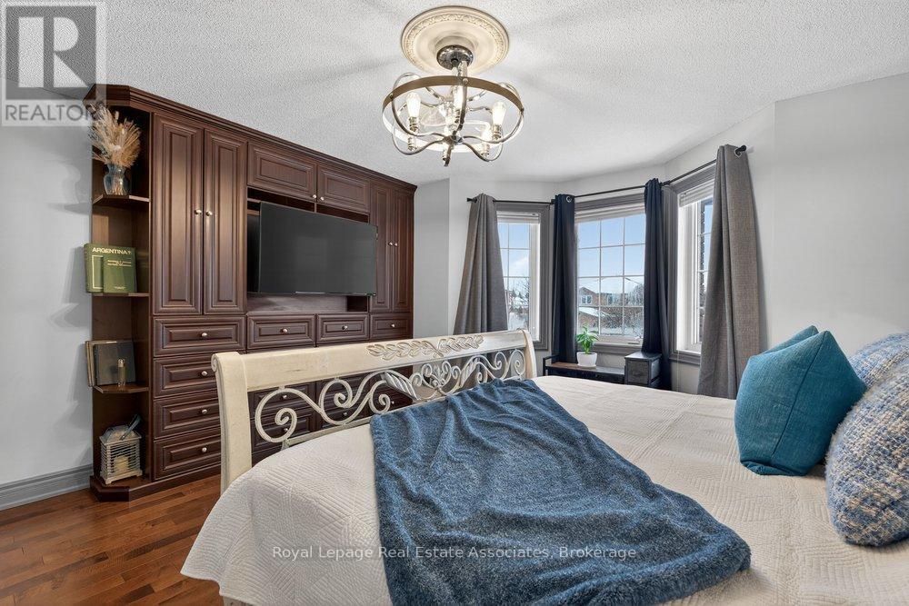 84 LOON AVENUE — photo 25
