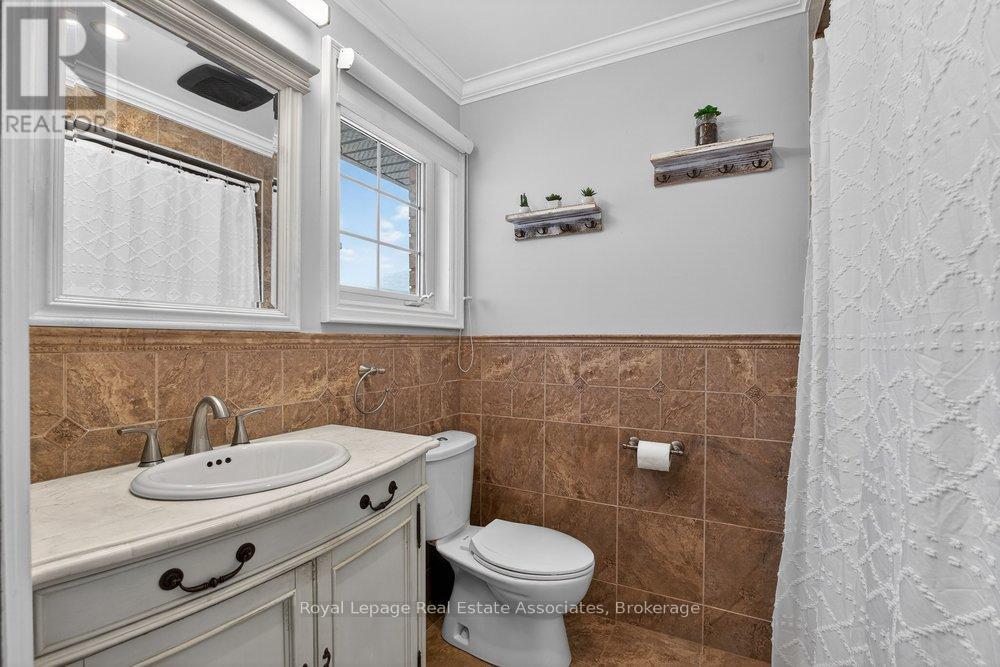 84 LOON AVENUE — photo 26