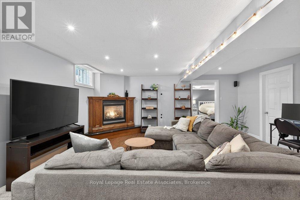 84 LOON AVENUE — photo 31