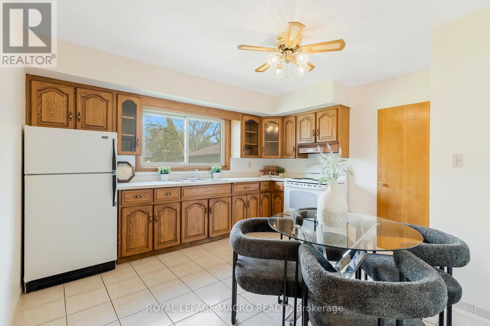 Dining area in kitchen
