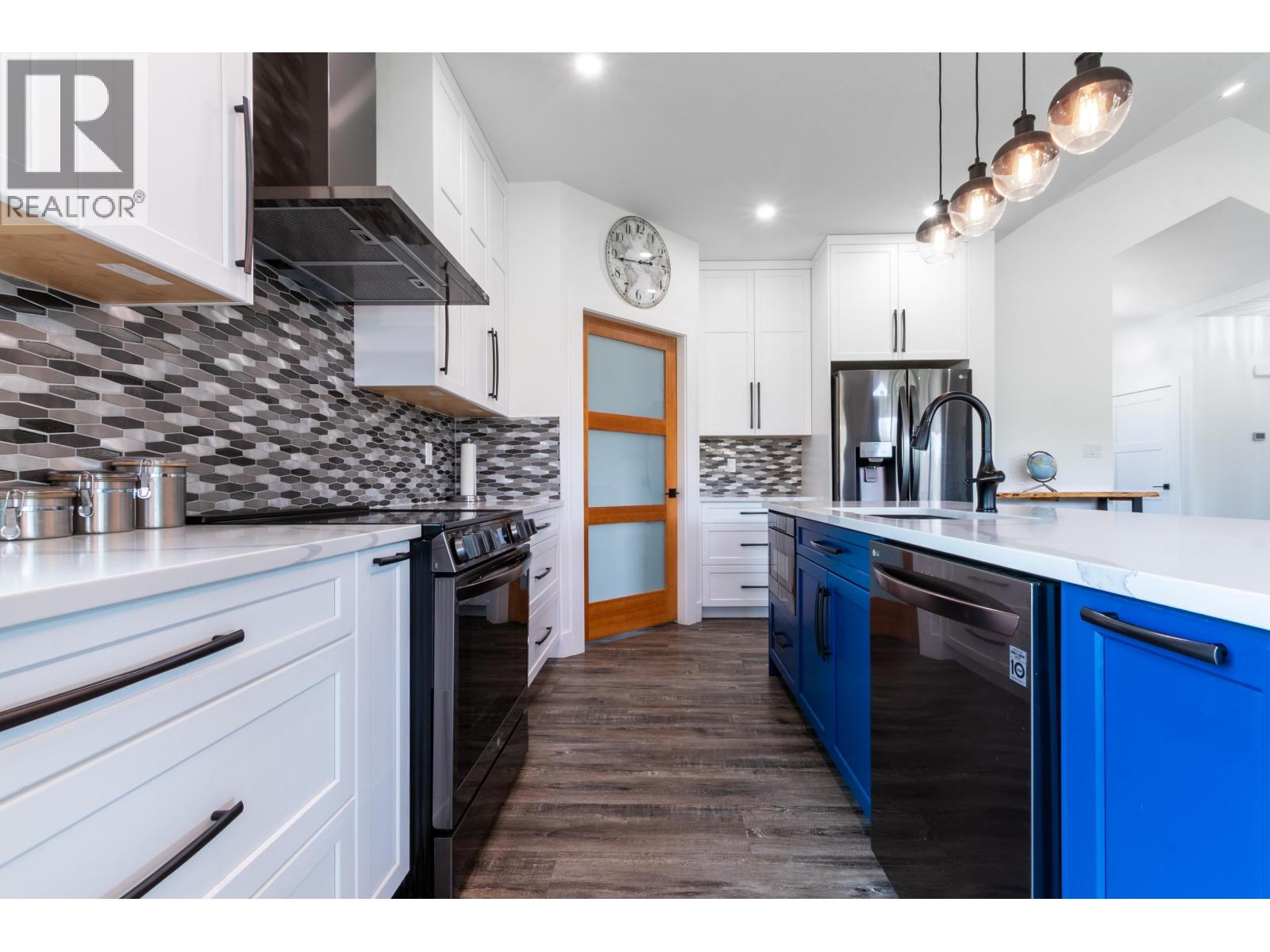 Photo 11 of 41 — 7400 TABORVIEW DRIVE · Prince George, BC