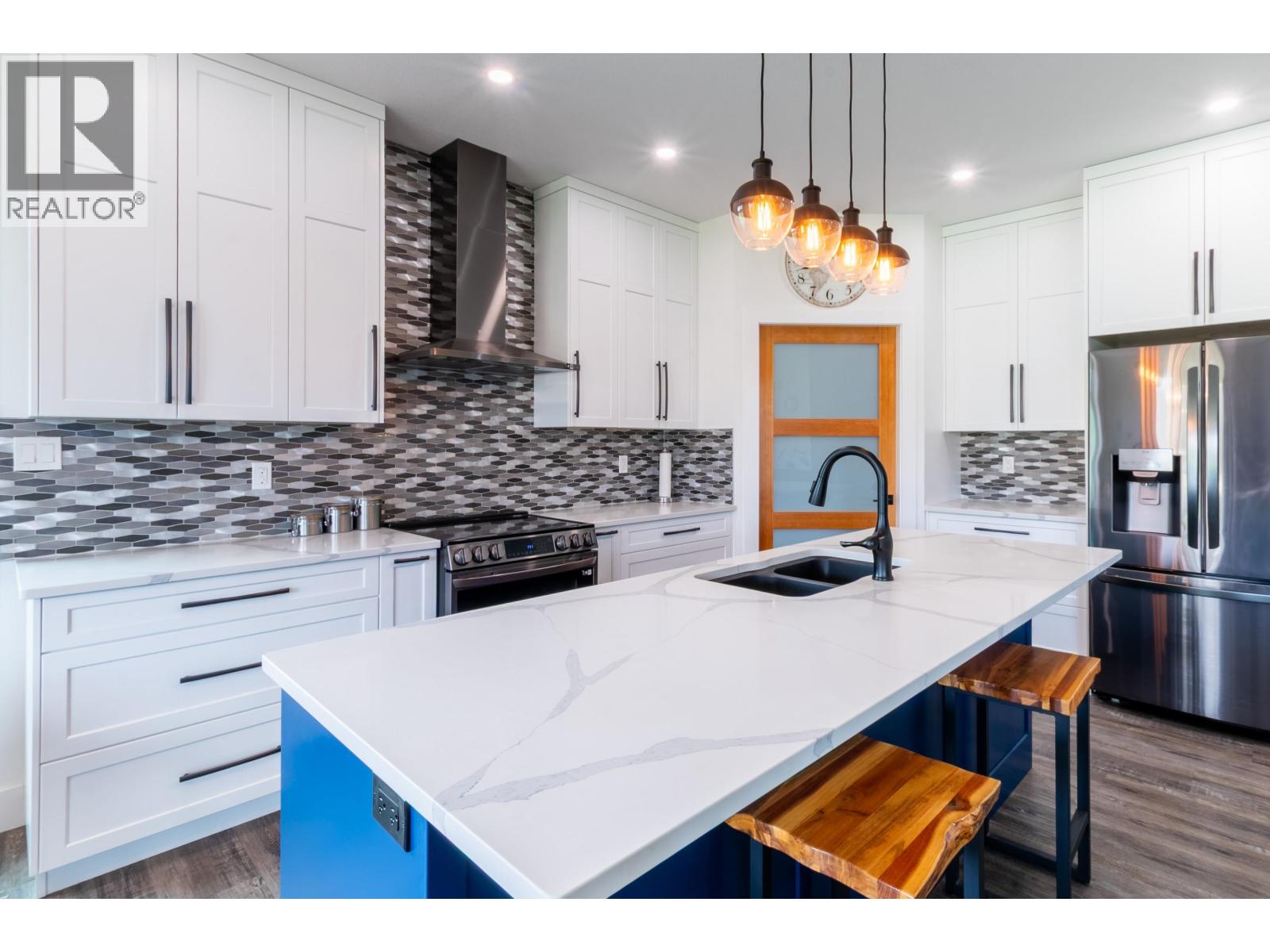 Photo 8 of 41 — 7400 TABORVIEW DRIVE · Prince George, BC