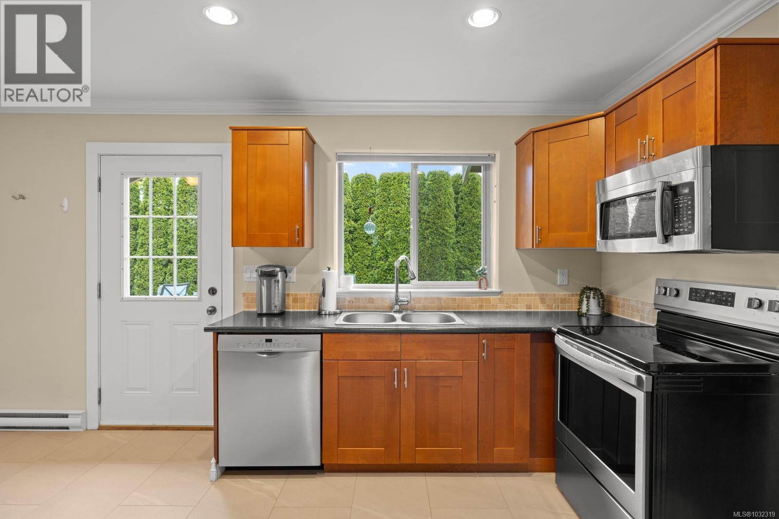  858 Selkirk Avenue, Esquimalt