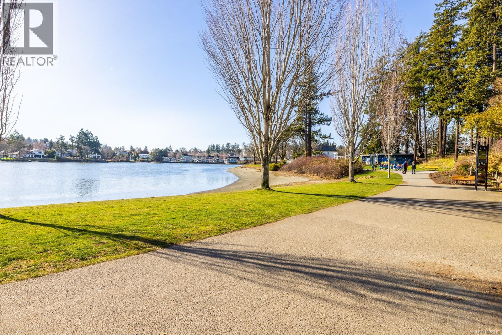  858 Selkirk Avenue, Esquimalt