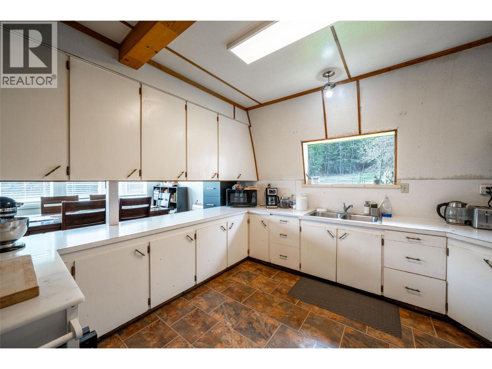 6142 Falkland Road - 31