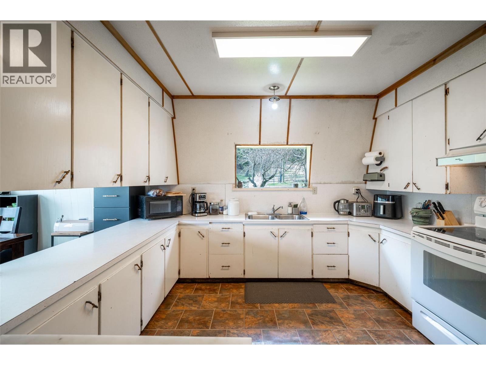 6142 Falkland Road - 29