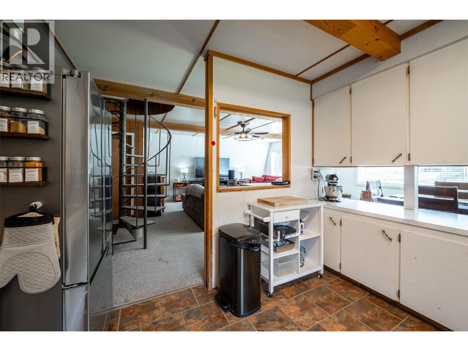 6142 Falkland Road - 32