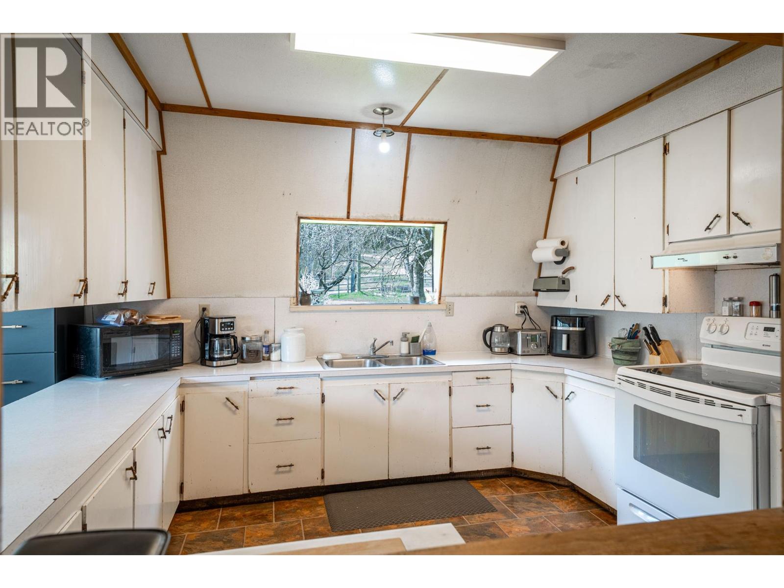 6142 Falkland Road - 28