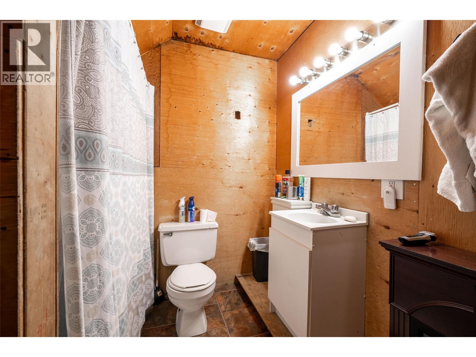 6142 Falkland Road - 49