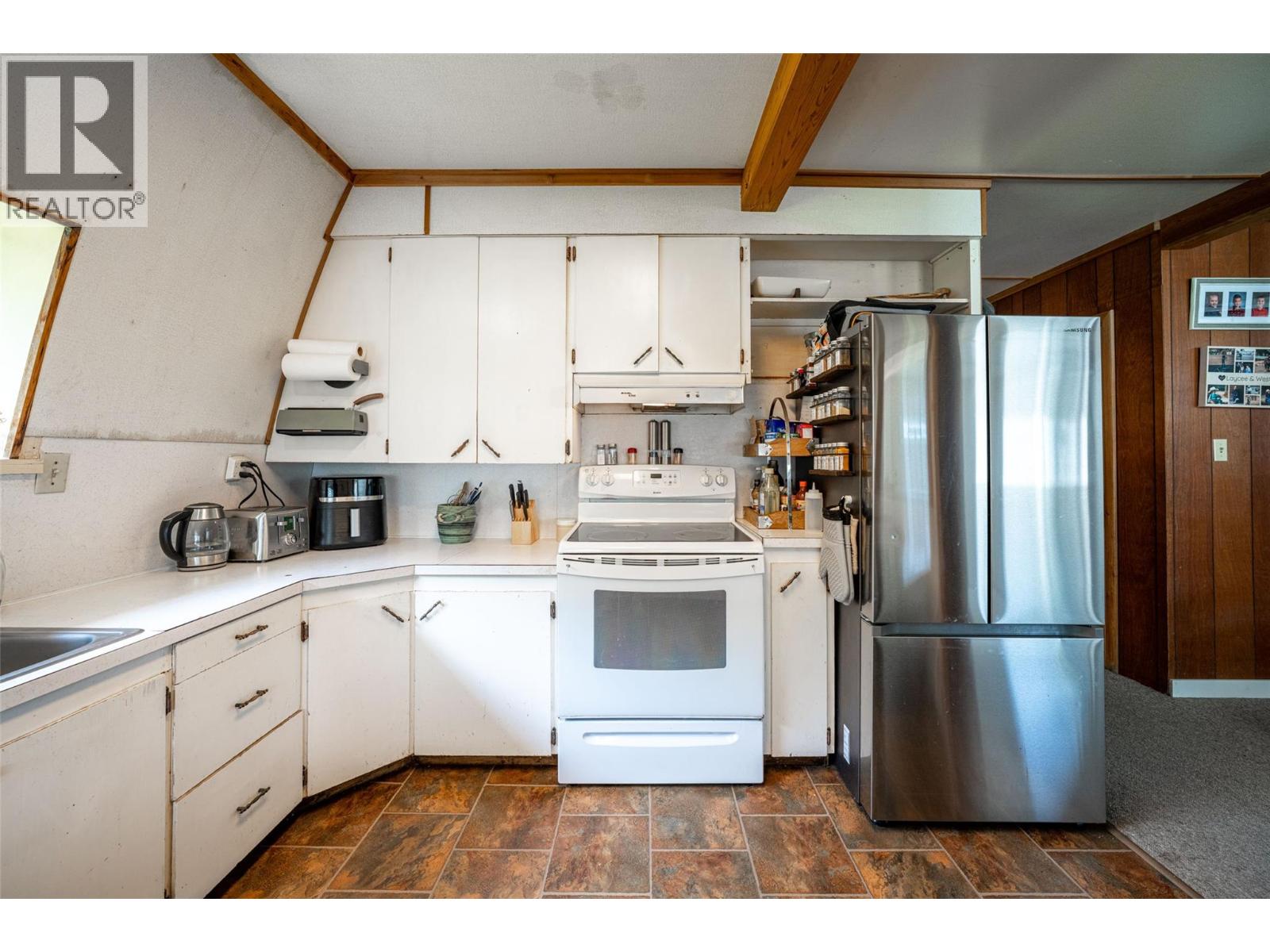 6142 Falkland Road - 30