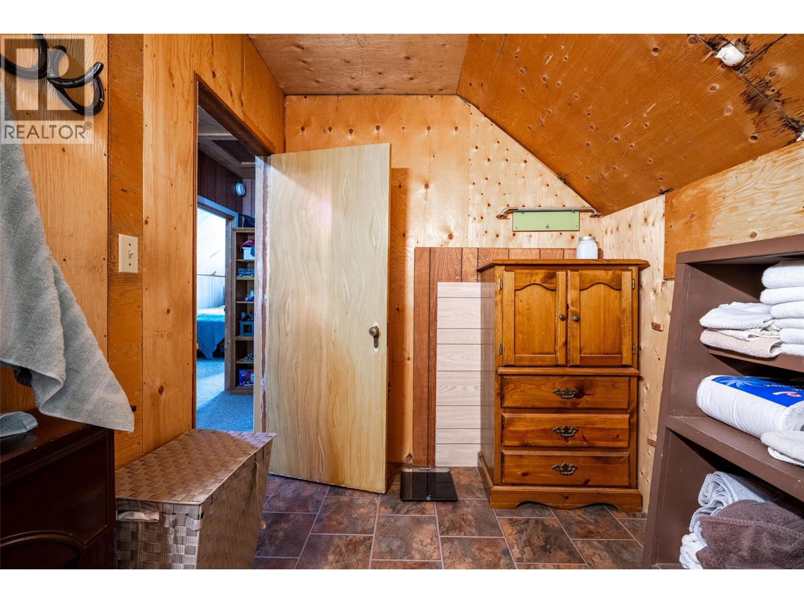 6142 Falkland Road - 50