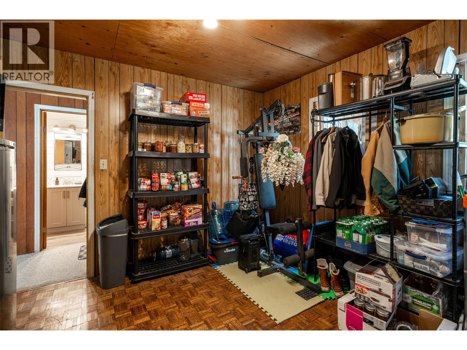 6142 Falkland Road - 43