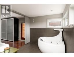 2835 Lincoln Rd, Oak Bay, BC V8R6A8 Photo 32