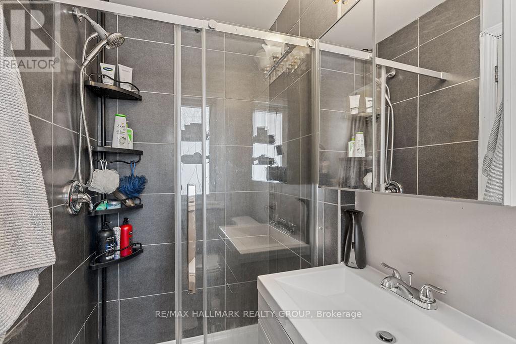 217 DOVERCOURT AVENUE — photo 37