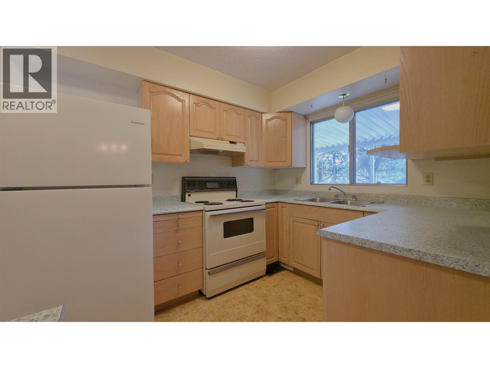 Photo 11 of 31 — 2583 BORDEN CRESCENT · Prince George, BC