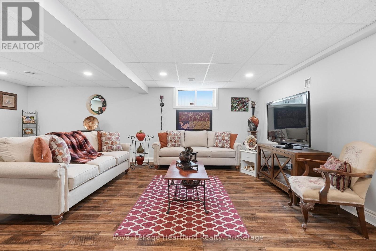 6 BROWN STREET S - 22