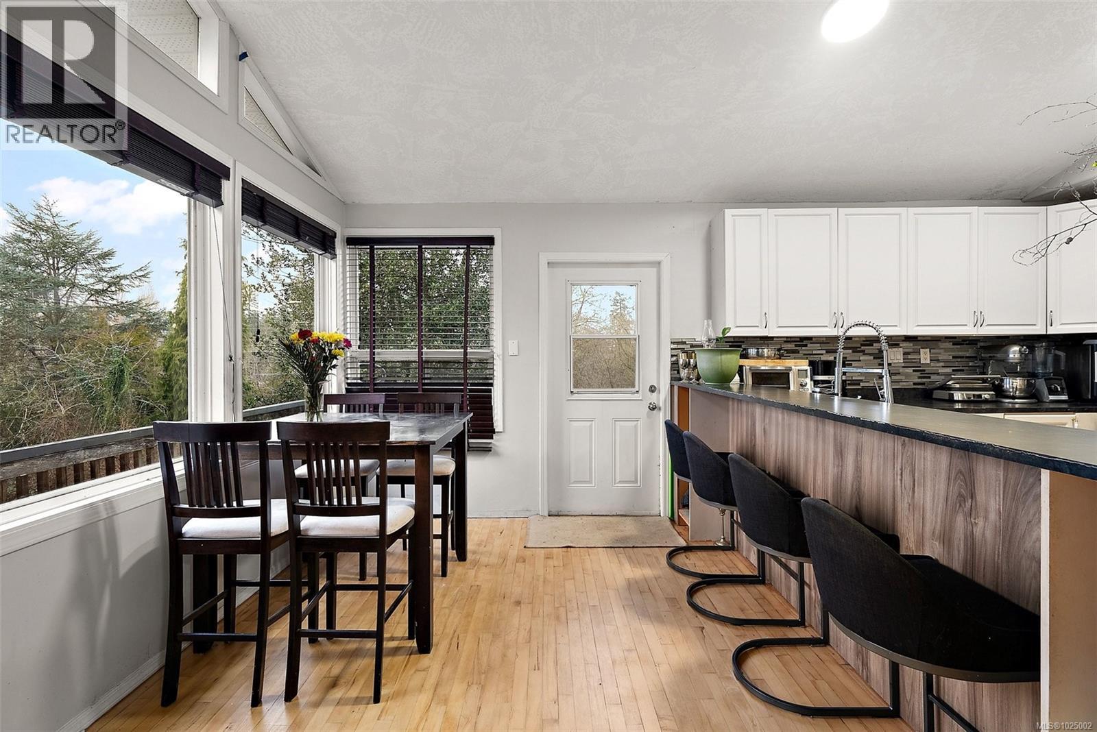 9146 West Saanich Rd, North Saanich