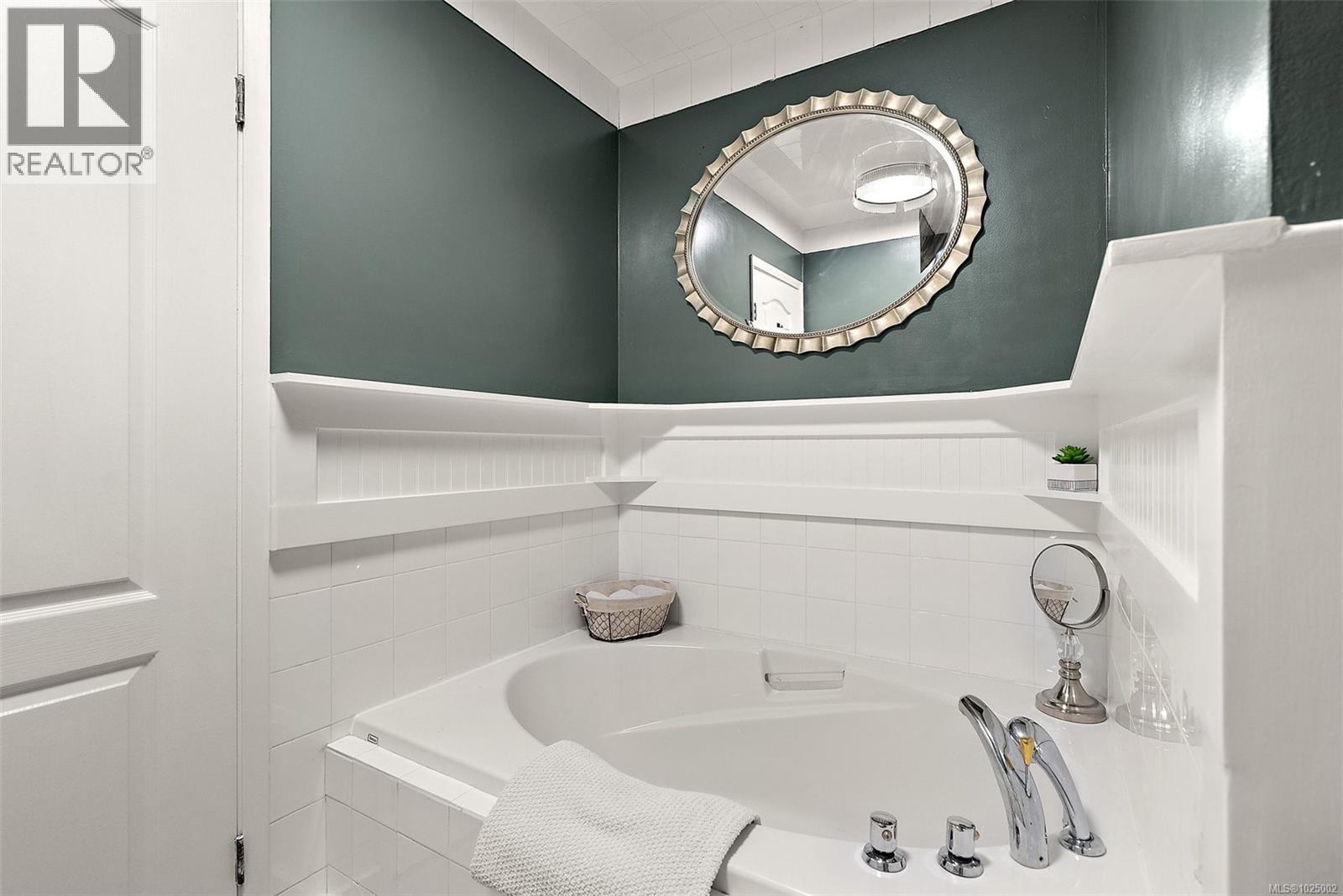 9146 West Saanich Rd, North Saanich