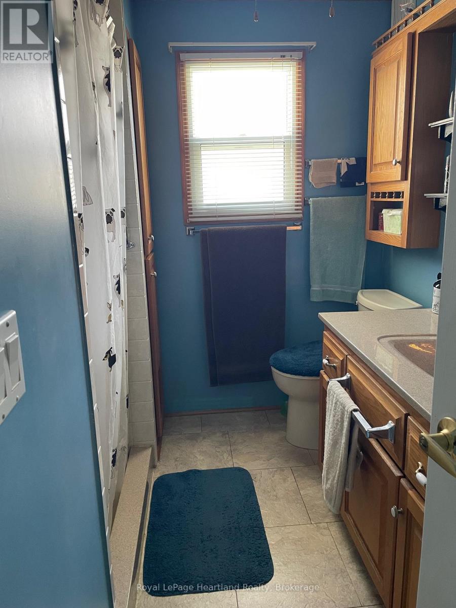 11 - 77719 BLUEWATER HIGHWAY - 10