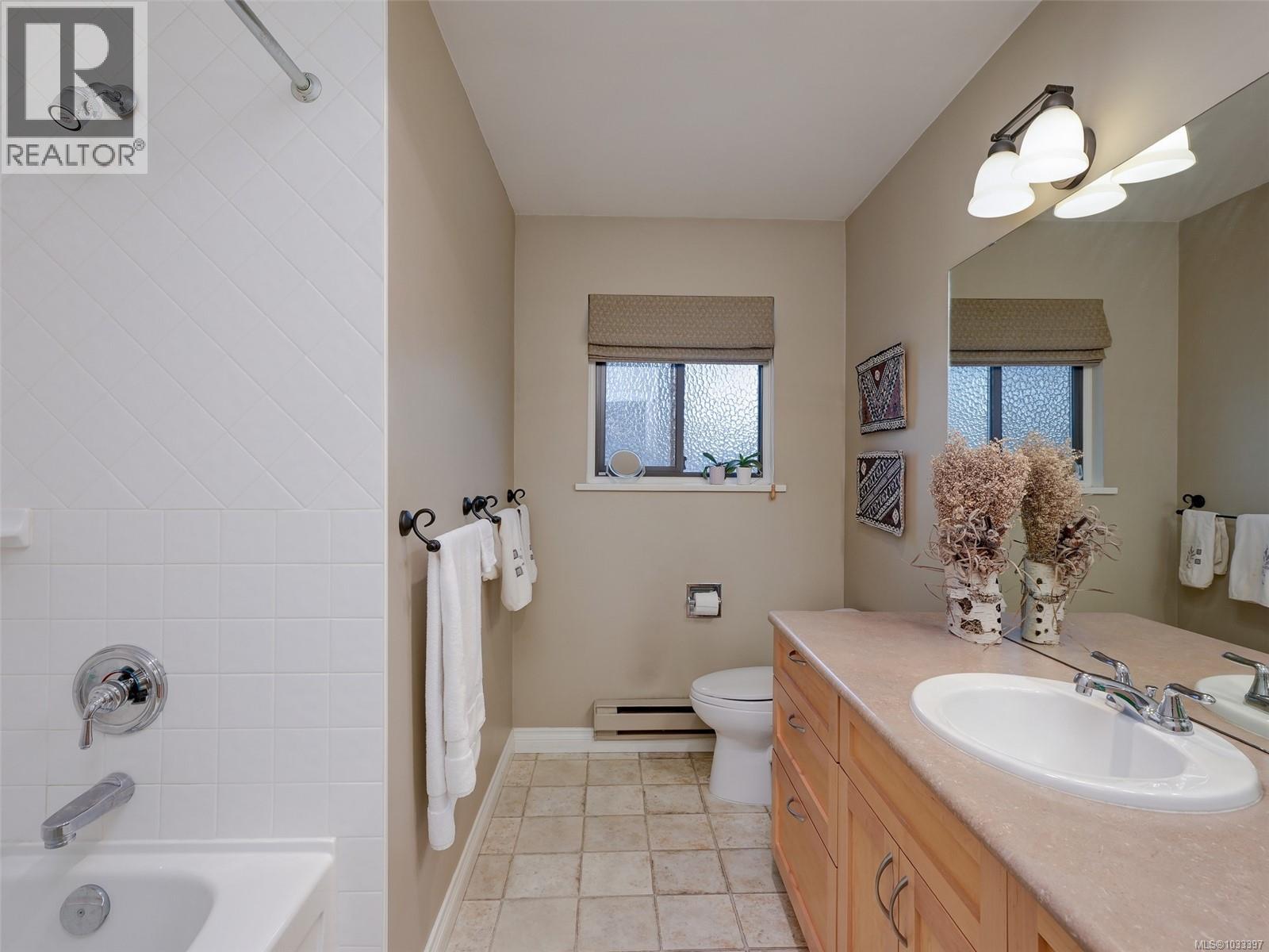  3904 Lexington Avenue, Saanich