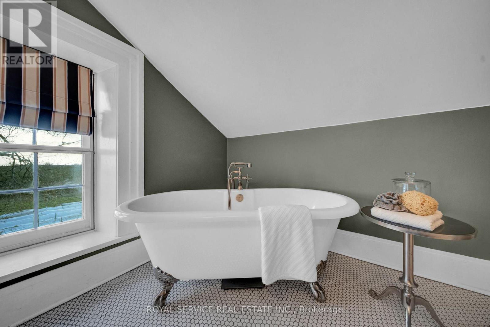 Claw foot soaker tub