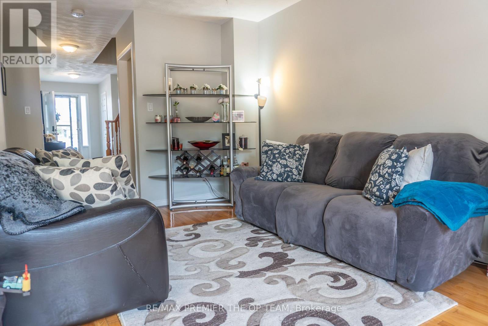 #3 255 MOUNT ALBION ROAD - 11