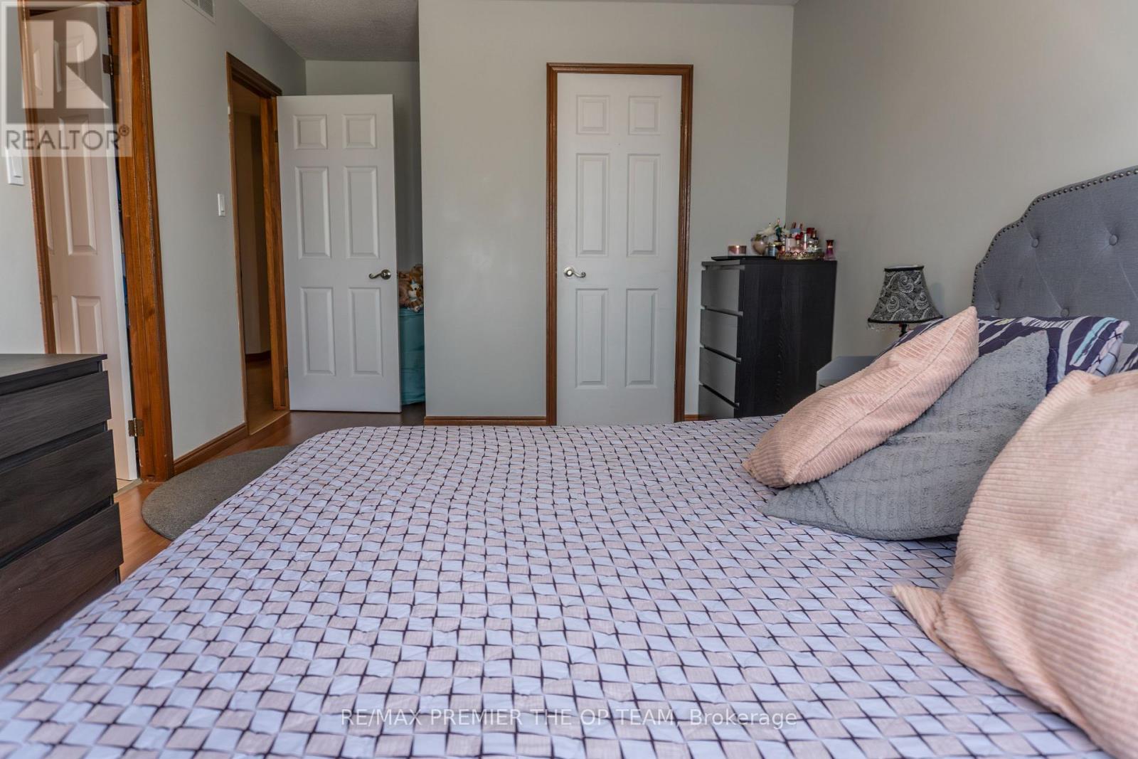 #3 255 MOUNT ALBION ROAD - 26